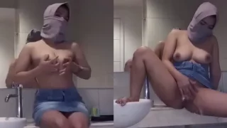 Bokep Indo Janda Kesepian Jilboobs Colmek di WC